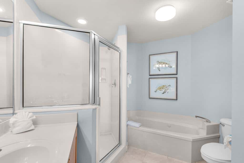 Coastline view 2-bedroom plus bunks with beautiful decor & pickleball