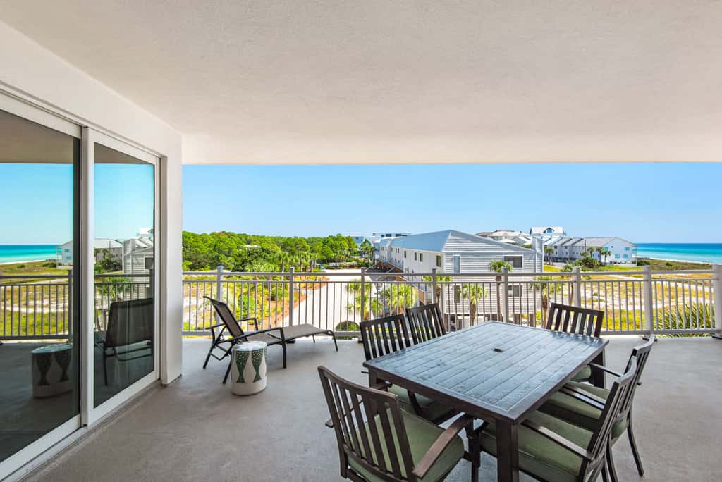 Coastline view 2-bedroom plus bunks with beautiful decor & pickleball