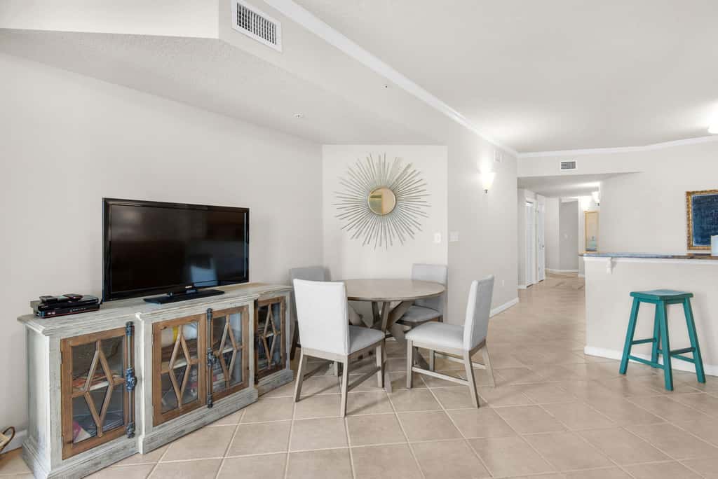 Coastline view 2-bedroom plus bunks with beautiful decor & pickleball