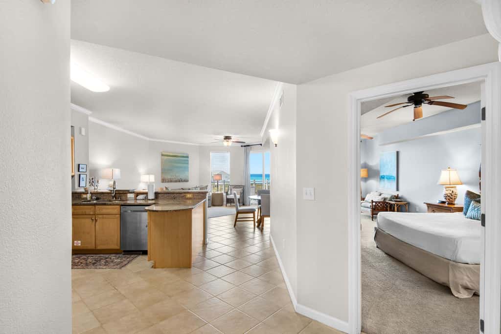 Coastline view 2-bedroom plus bunks with beautiful decor & pickleball