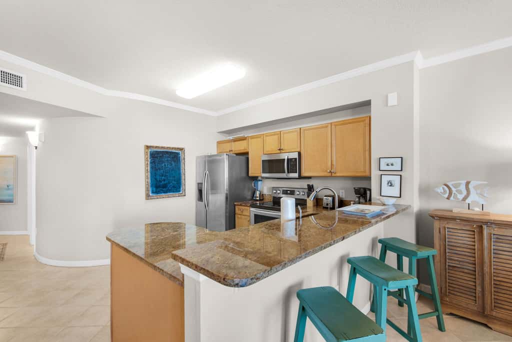 Coastline view 2-bedroom plus bunks with beautiful decor & pickleball