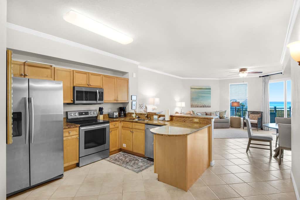 Coastline view 2-bedroom plus bunks with beautiful decor & pickleball