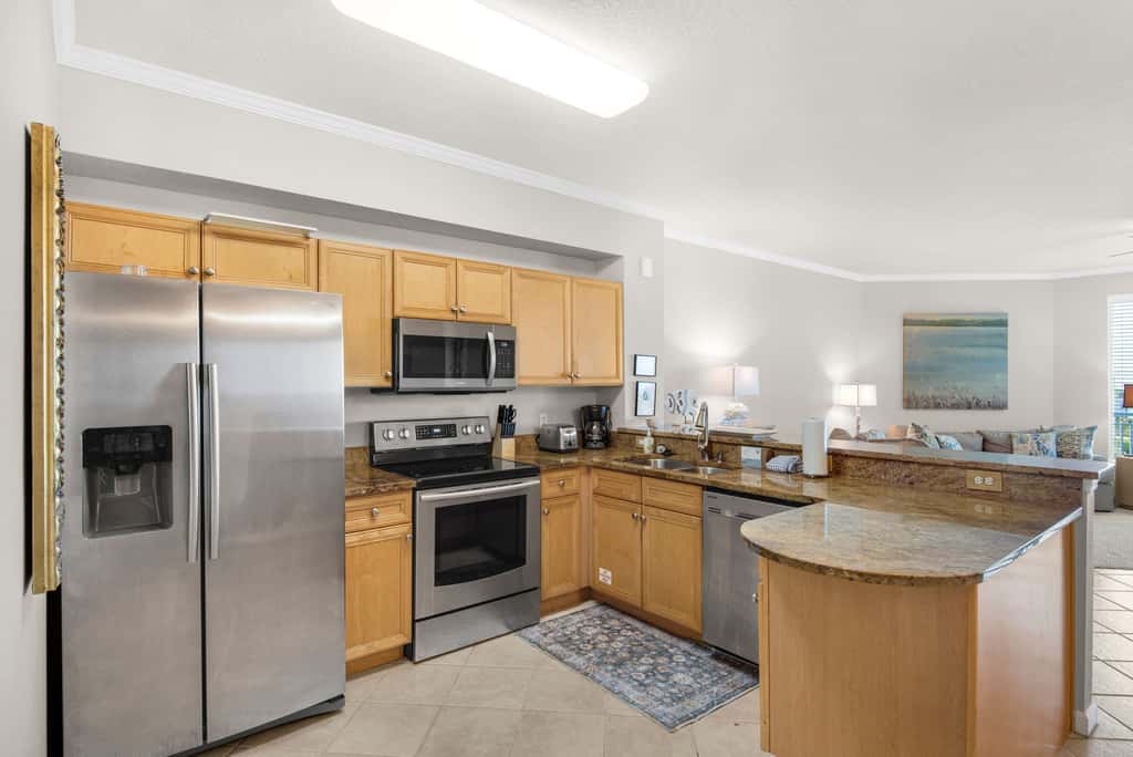 Coastline view 2-bedroom plus bunks with beautiful decor & pickleball