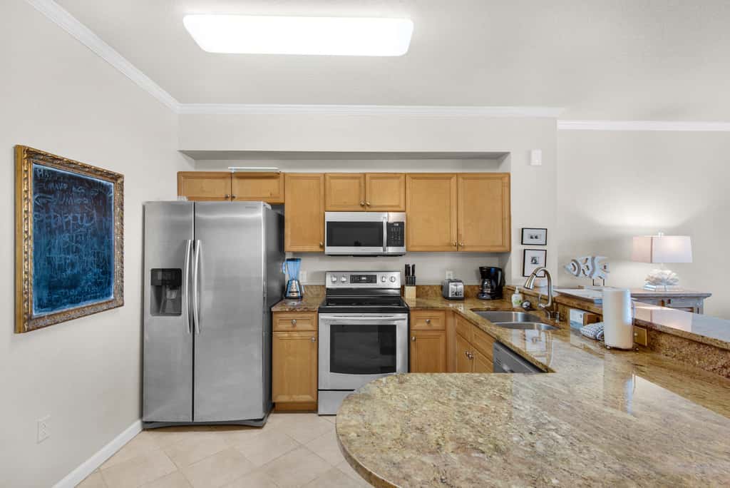 Coastline view 2-bedroom plus bunks with beautiful decor & pickleball