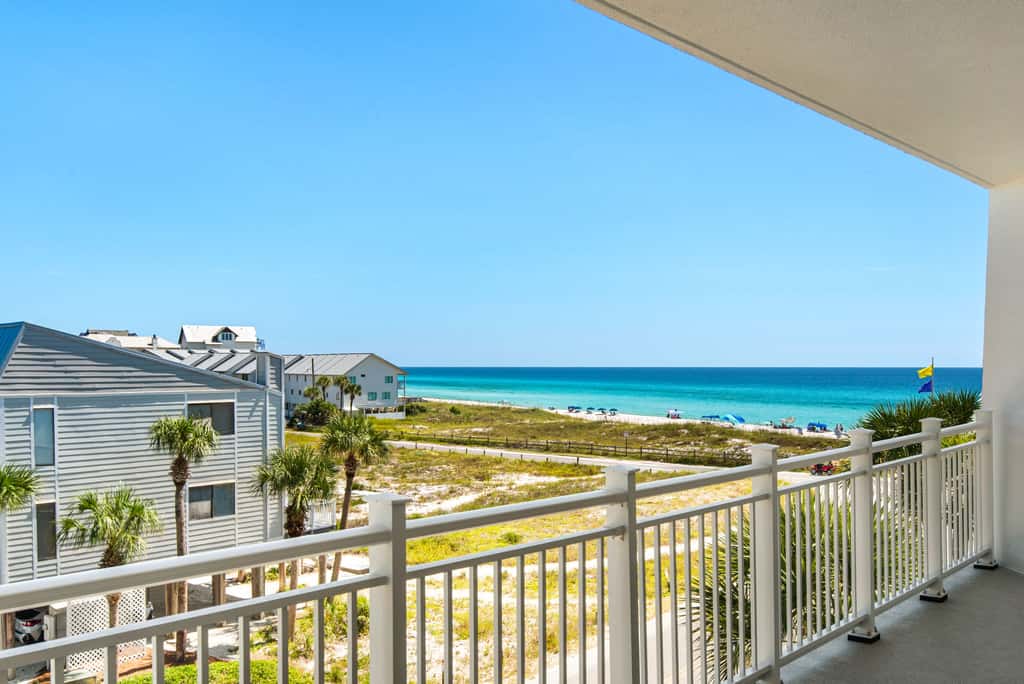 Coastline view 2-bedroom plus bunks with beautiful decor & pickleball
