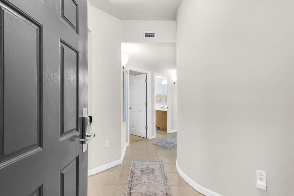 Coastline view 2-bedroom plus bunks with beautiful decor & pickleball