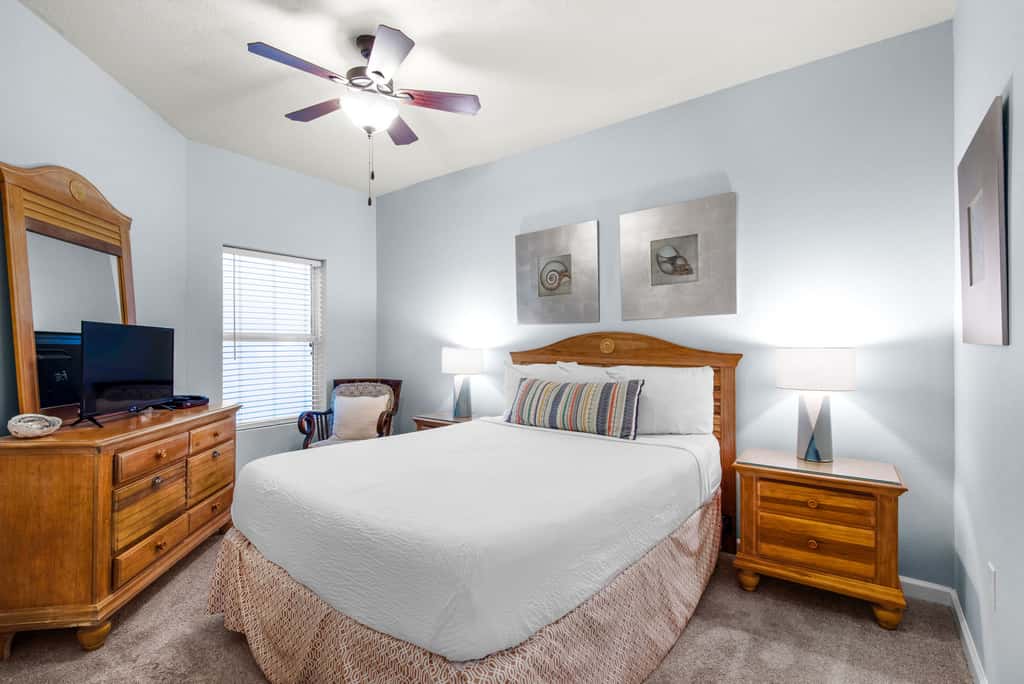 Coastline view 2-bedroom plus bunks with beautiful decor & pickleball