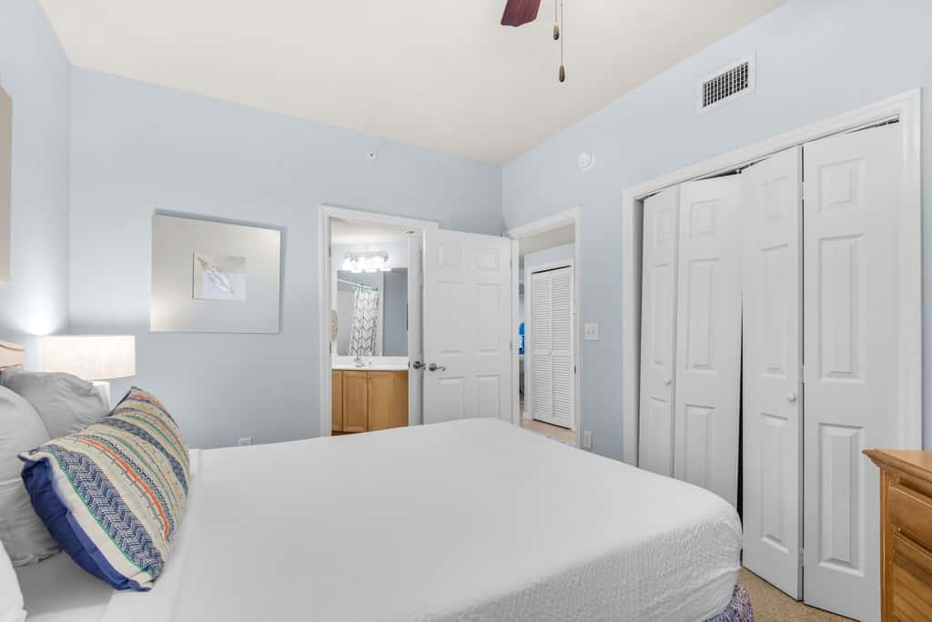 Coastline view 2-bedroom plus bunks with beautiful decor & pickleball