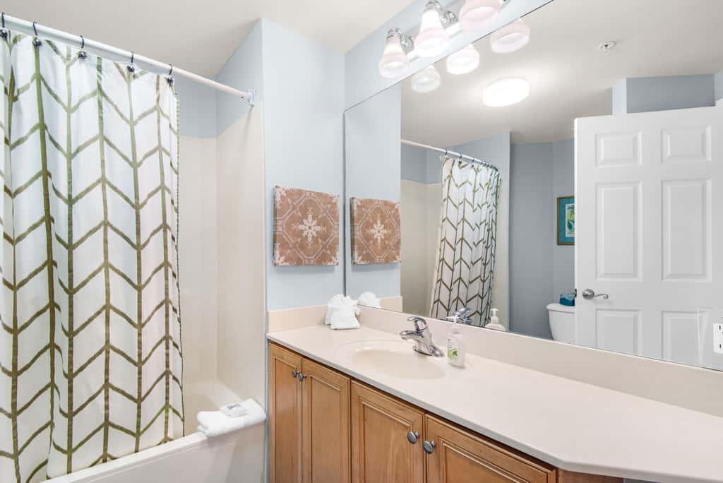 Coastline view 2-bedroom plus bunks with beautiful decor & pickleball