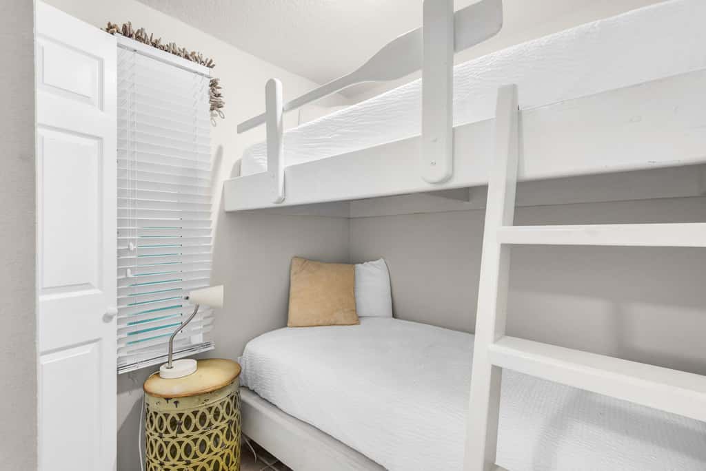 Coastline view 2-bedroom plus bunks with beautiful decor & pickleball