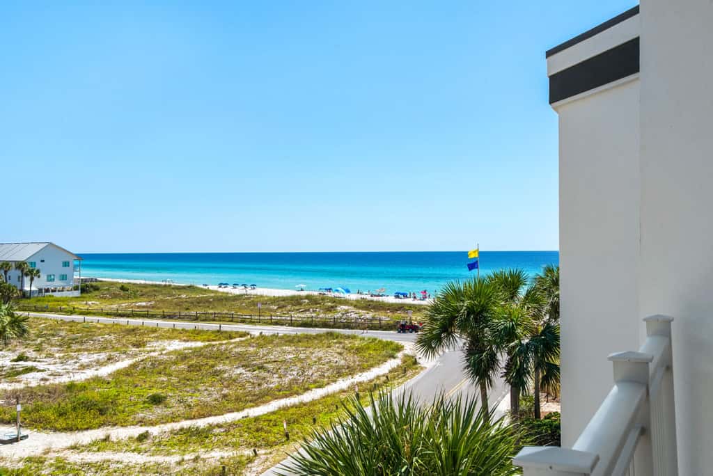 Coastline view 2-bedroom plus bunks with beautiful decor & pickleball