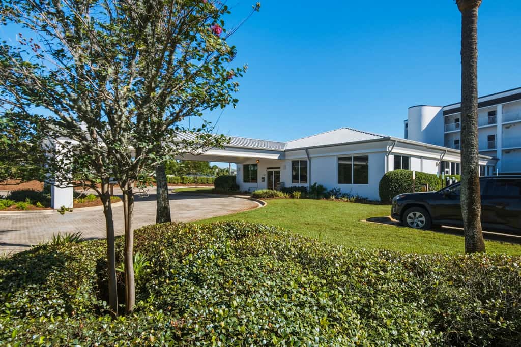 Coastline view 2-bedroom plus bunks with beautiful decor & pickleball