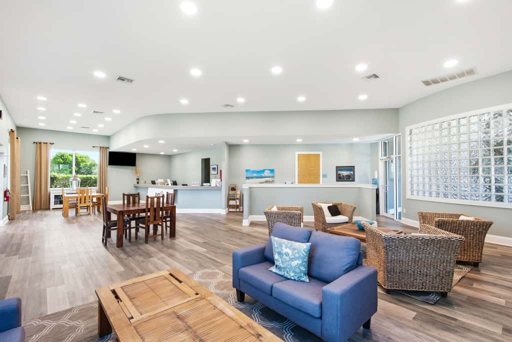Coastline view 2-bedroom plus bunks with beautiful decor & pickleball