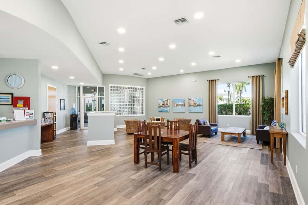 Coastline view 2-bedroom plus bunks with beautiful decor & pickleball