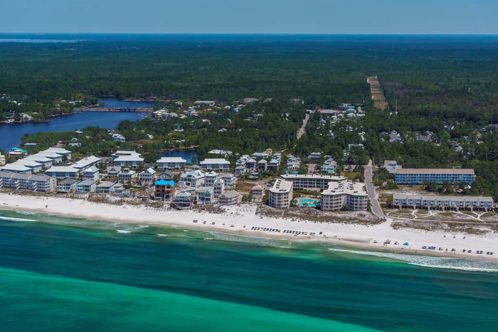 Coastline view 2-bedroom plus bunks with beautiful decor & pickleball