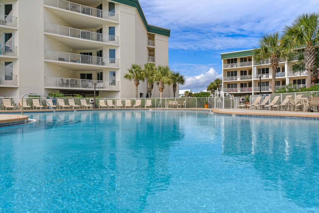 Charming two-bedroom with bunks, balcony overlooking pool & pickleball