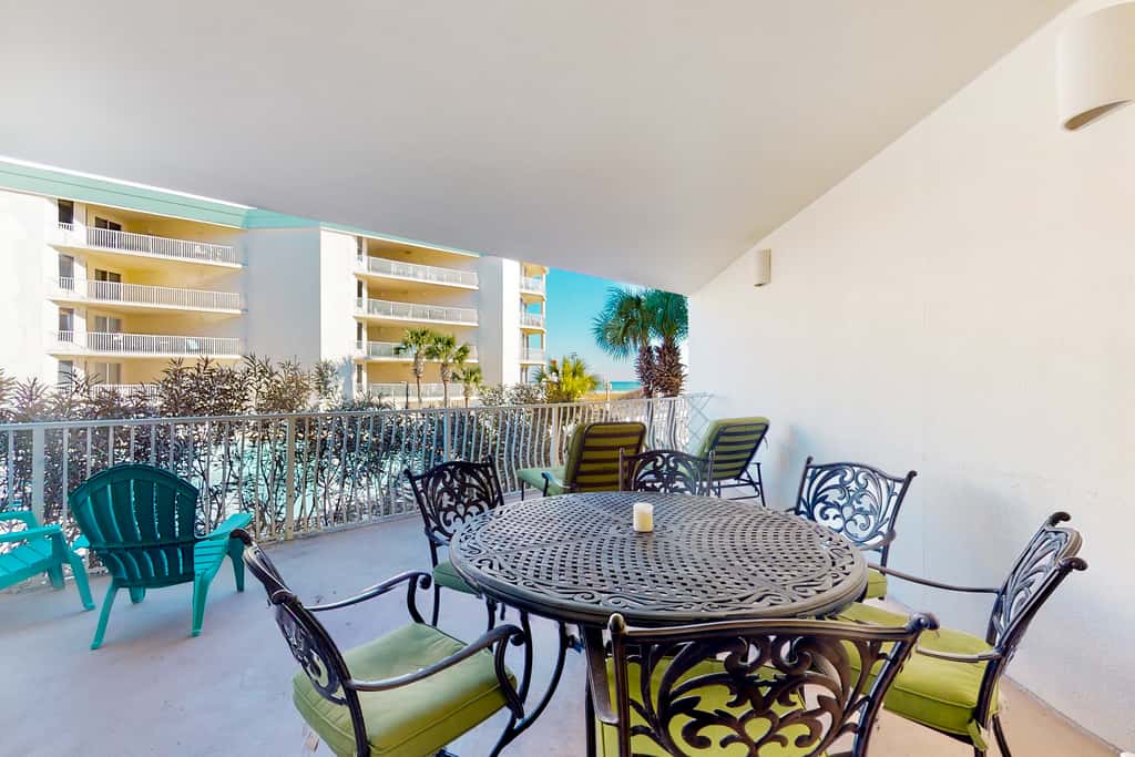 Charming two-bedroom with bunks, balcony overlooking pool & pickleball