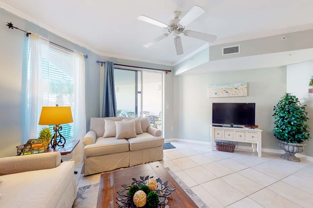 Charming two-bedroom with bunks, balcony overlooking pool & pickleball