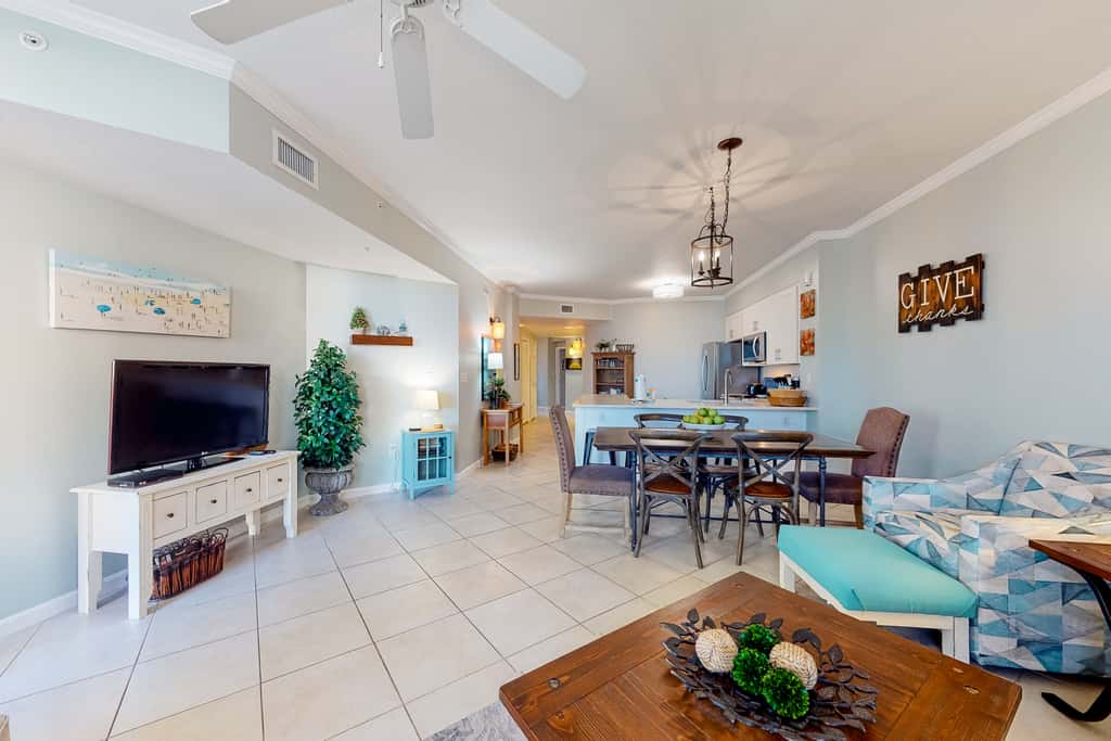 Charming two-bedroom with bunks, balcony overlooking pool & pickleball