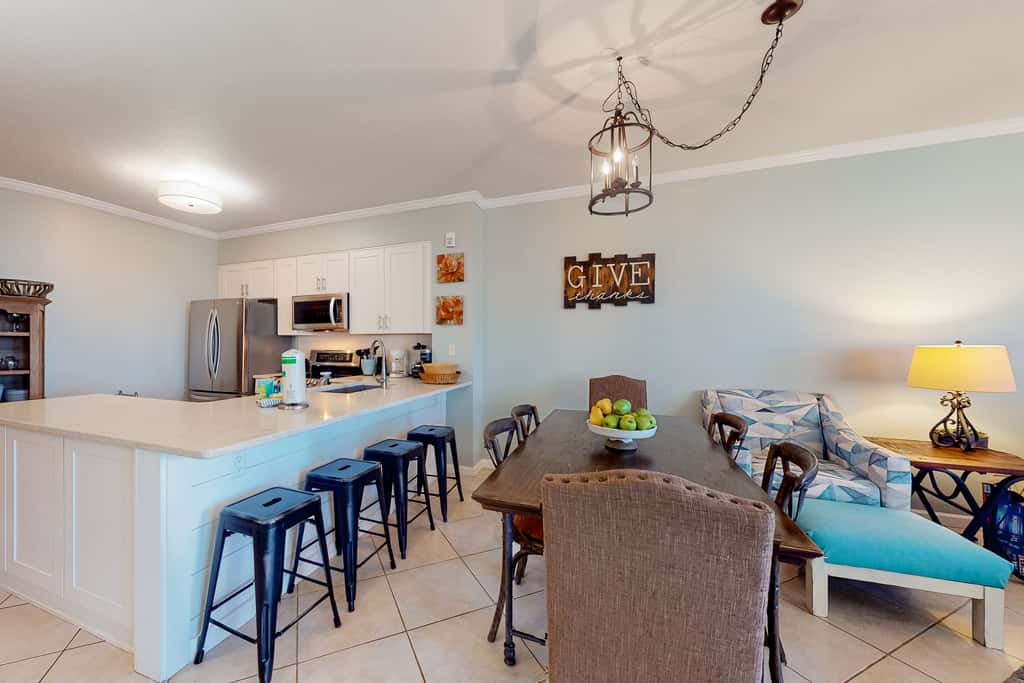 Charming two-bedroom with bunks, balcony overlooking pool & pickleball
