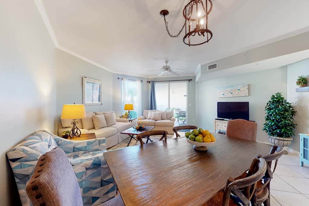 Charming two-bedroom with bunks, balcony overlooking pool & pickleball