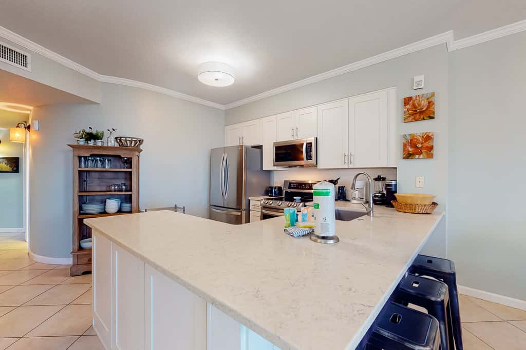 Charming two-bedroom with bunks, balcony overlooking pool & pickleball