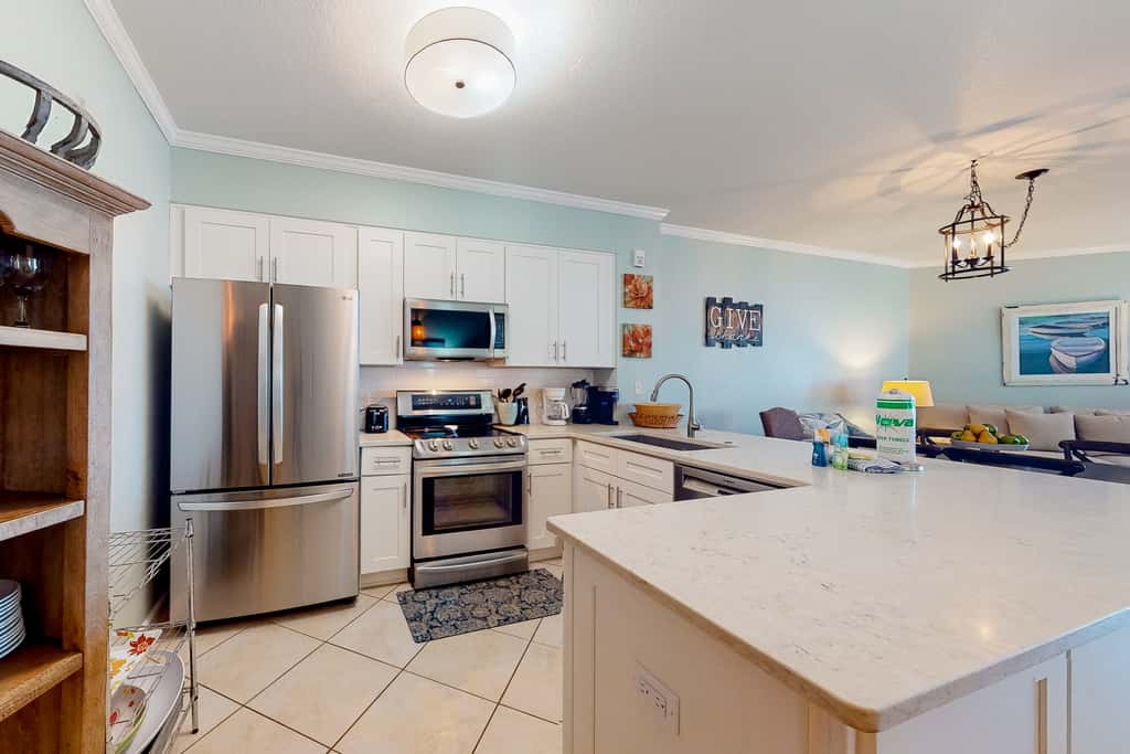 Charming two-bedroom with bunks, balcony overlooking pool & pickleball