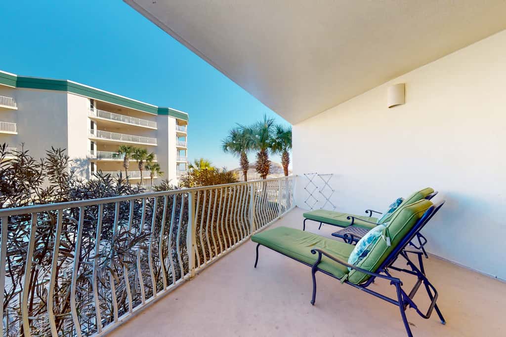 Charming two-bedroom with bunks, balcony overlooking pool & pickleball