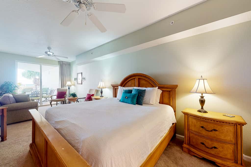 Charming two-bedroom with bunks, balcony overlooking pool & pickleball