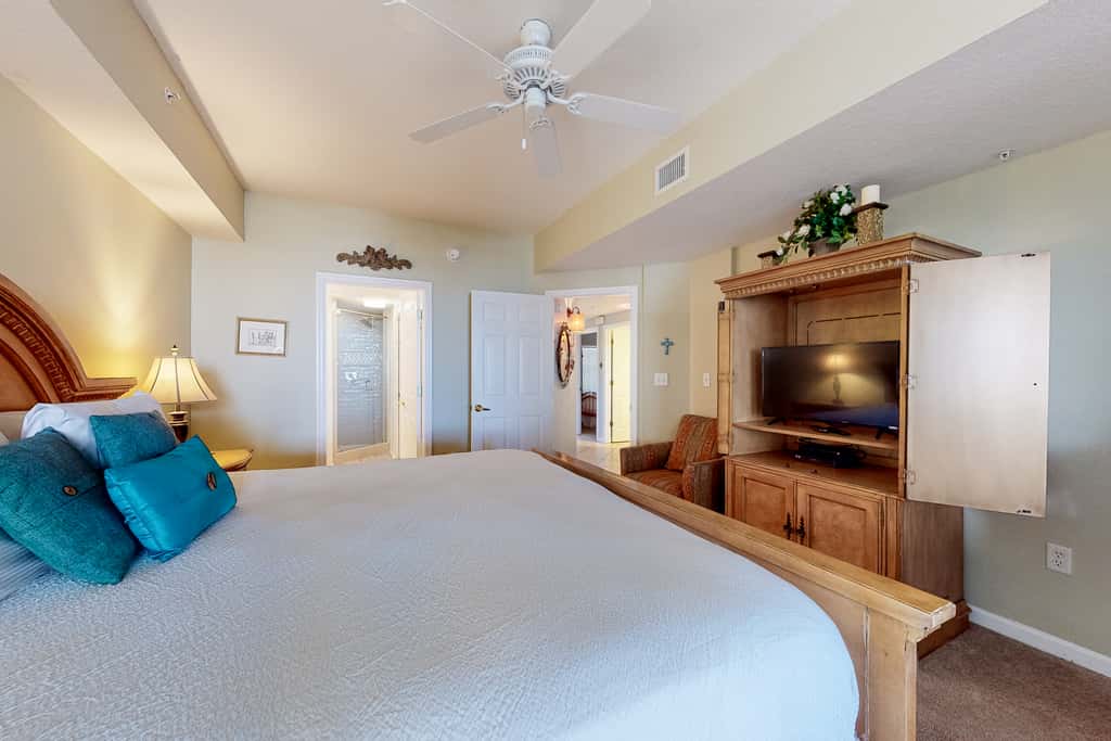Charming two-bedroom with bunks, balcony overlooking pool & pickleball