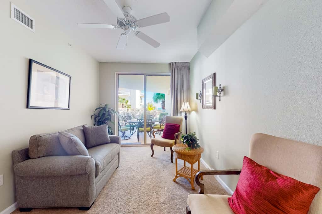 Charming two-bedroom with bunks, balcony overlooking pool & pickleball