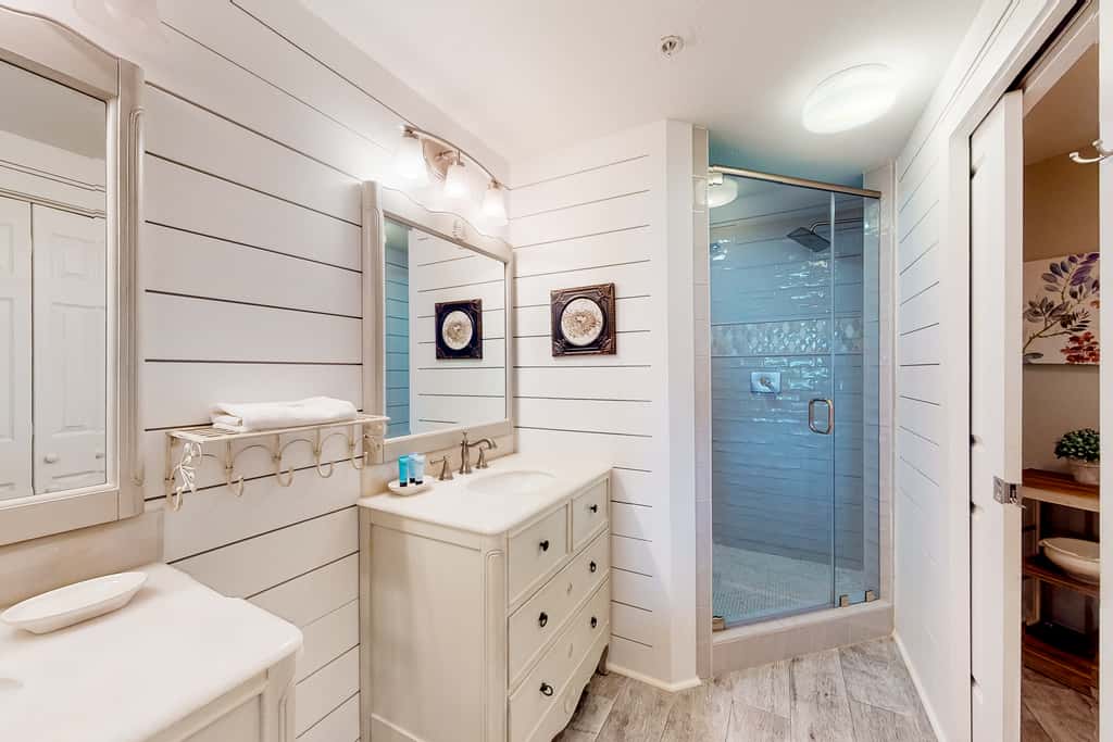 Charming two-bedroom with bunks, balcony overlooking pool & pickleball