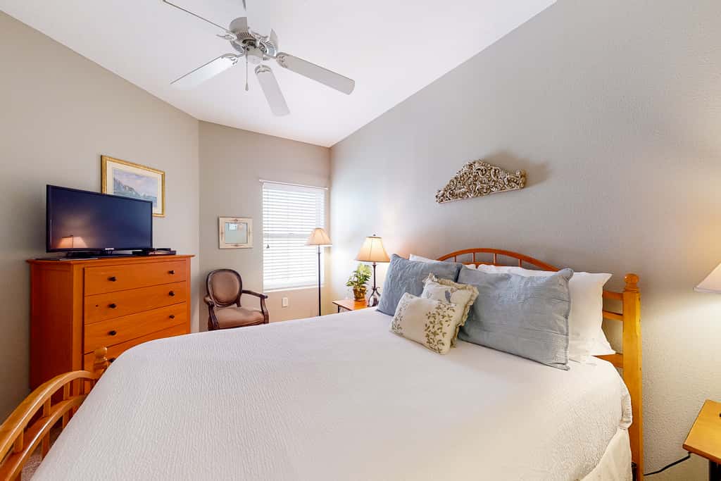 Charming two-bedroom with bunks, balcony overlooking pool & pickleball