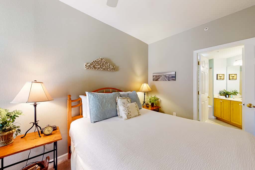 Charming two-bedroom with bunks, balcony overlooking pool & pickleball