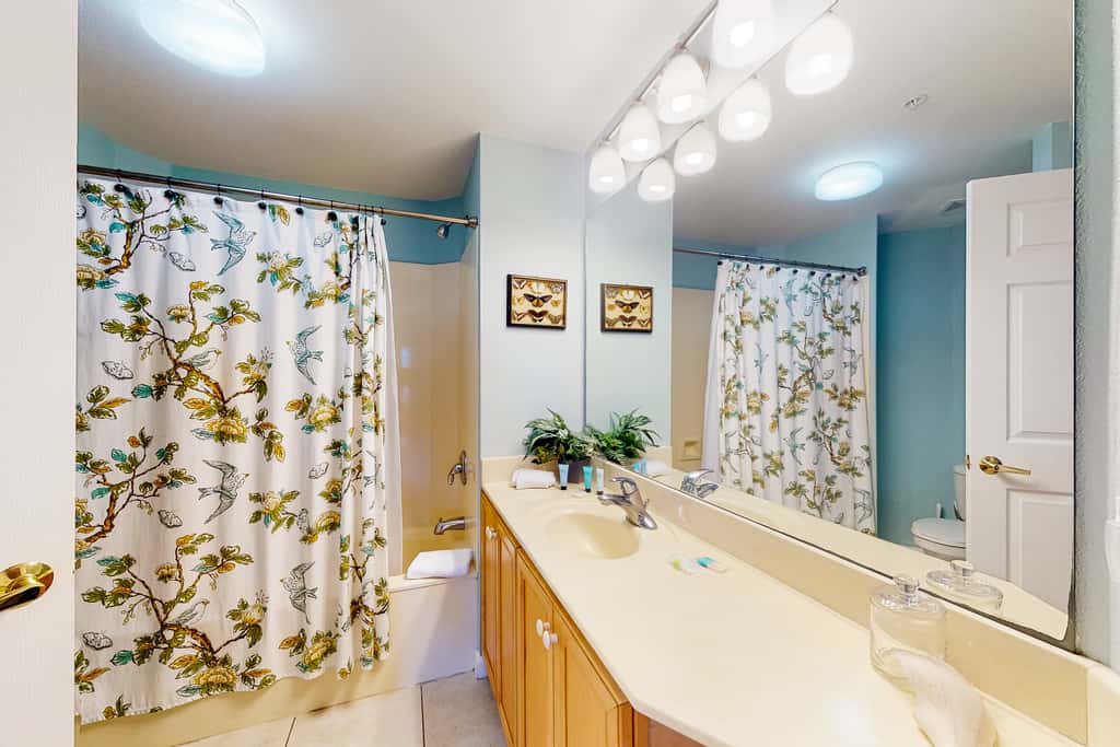 Charming two-bedroom with bunks, balcony overlooking pool & pickleball