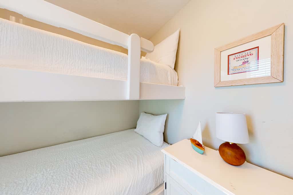 Charming two-bedroom with bunks, balcony overlooking pool & pickleball