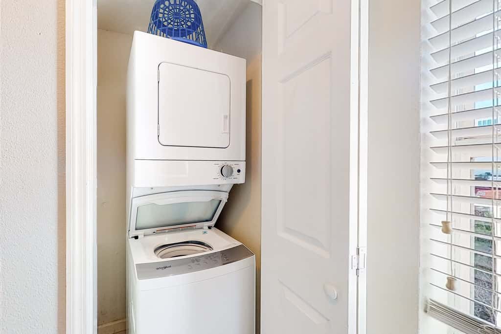 Charming two-bedroom with bunks, balcony overlooking pool & pickleball