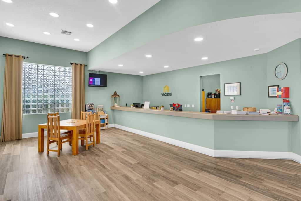 Charming two-bedroom with bunks, balcony overlooking pool & pickleball