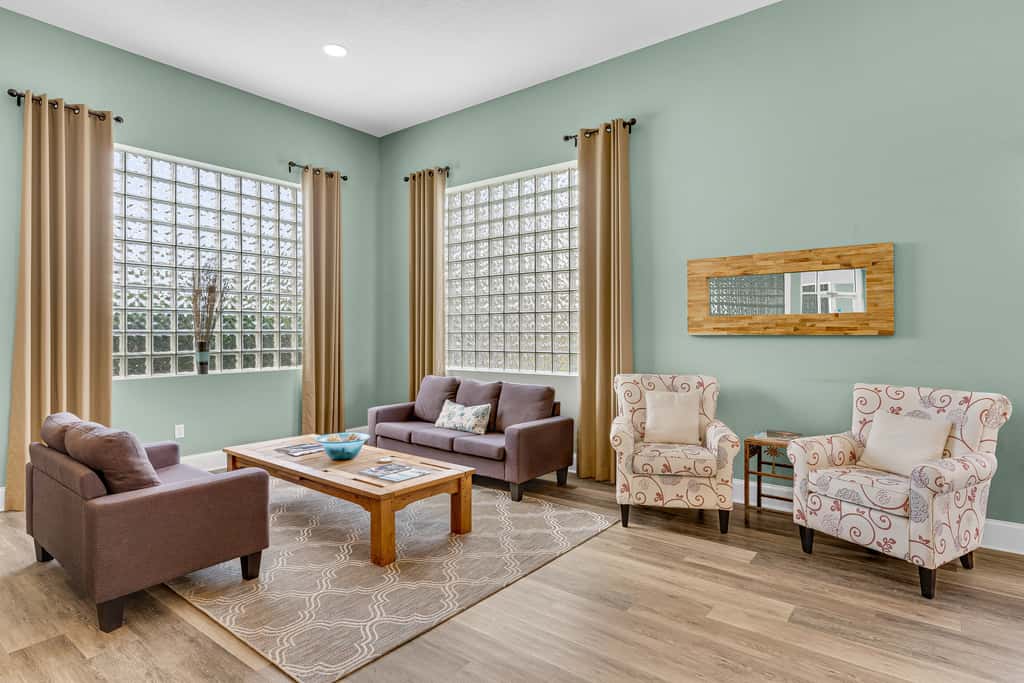 Charming two-bedroom with bunks, balcony overlooking pool & pickleball
