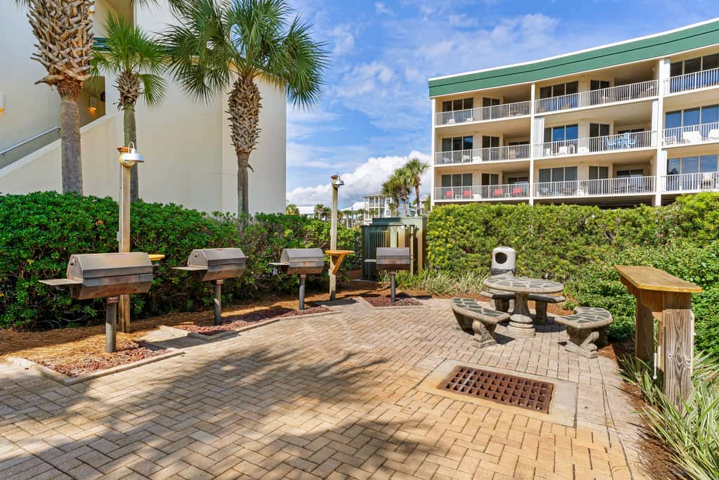 Charming two-bedroom with bunks, balcony overlooking pool & pickleball
