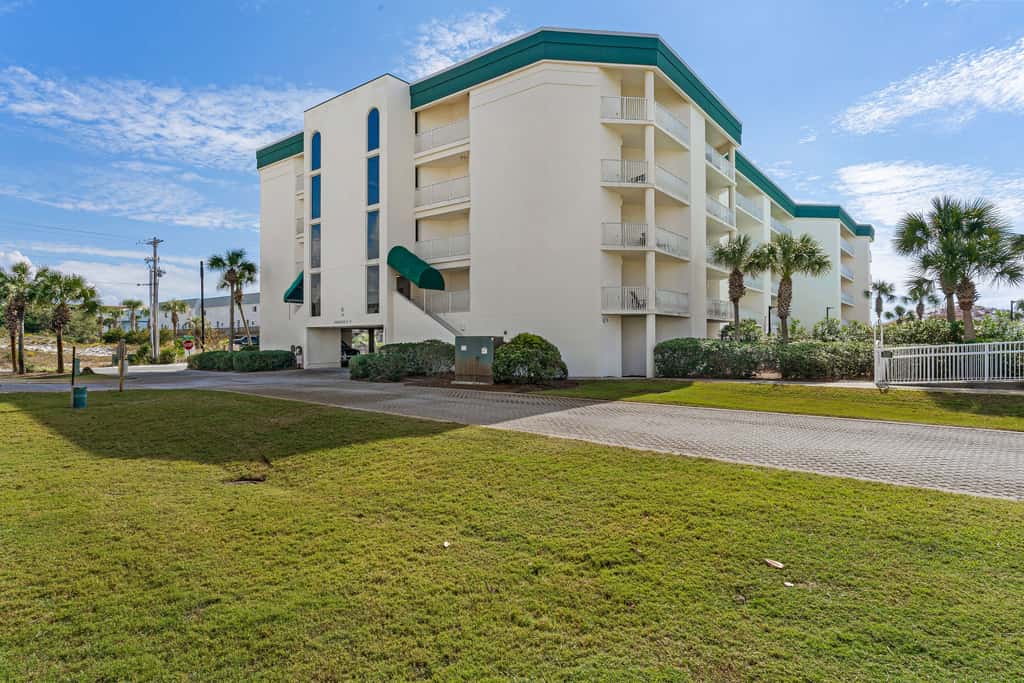 Charming two-bedroom with bunks, balcony overlooking pool & pickleball