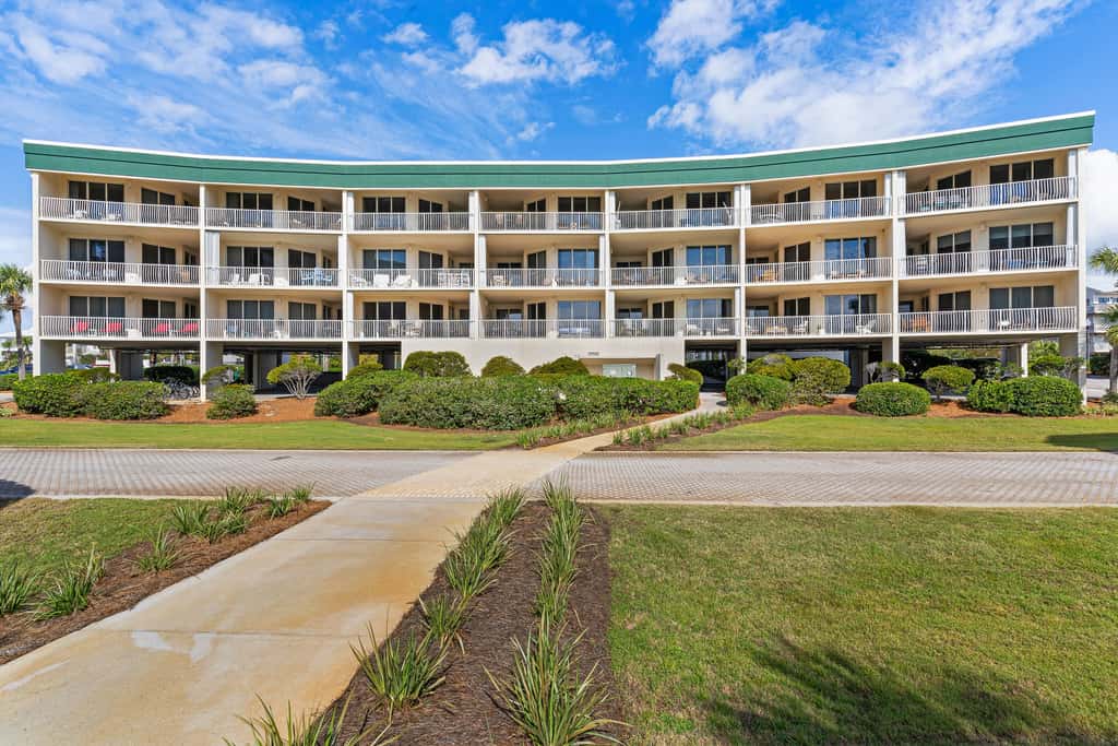 Charming two-bedroom with bunks, balcony overlooking pool & pickleball