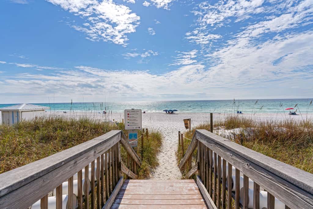 Charming two-bedroom with bunks, balcony overlooking pool & pickleball