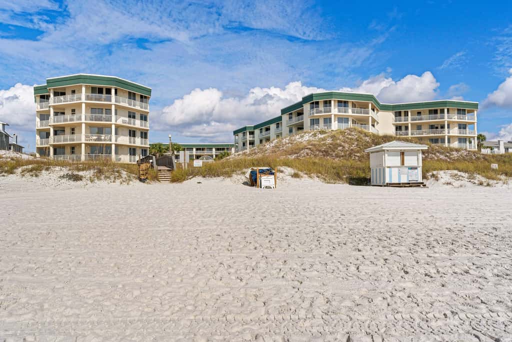 Charming two-bedroom with bunks, balcony overlooking pool & pickleball