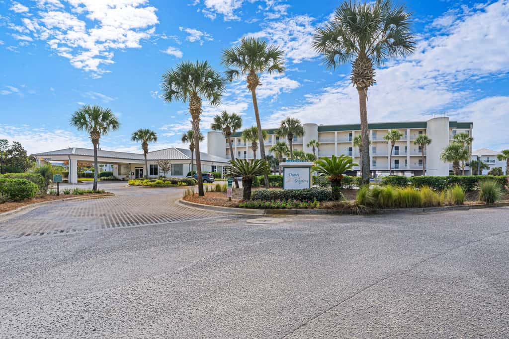 Charming two-bedroom with bunks, balcony overlooking pool & pickleball
