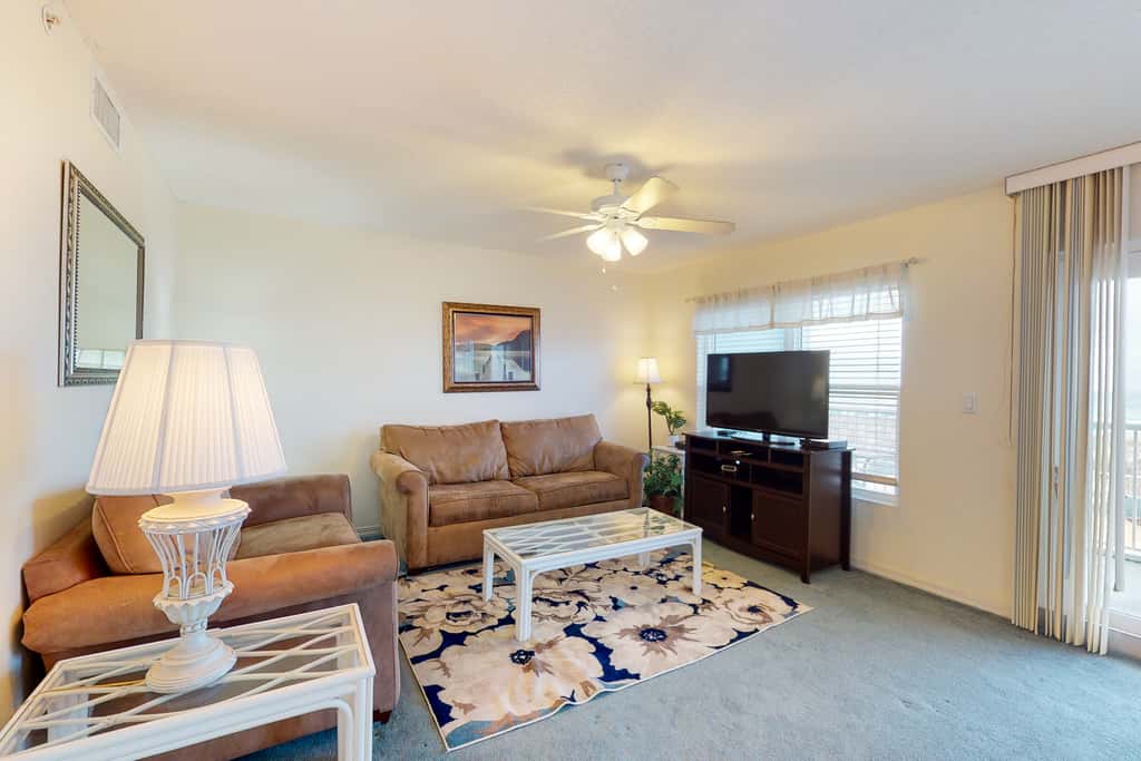 Bright Gulf-front condo with central AC, washer&dryer, pool access, and ocean view
