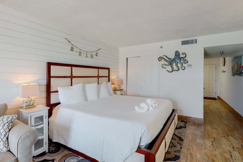 Modern oceanfront studio with pool access, central AC, and beach service