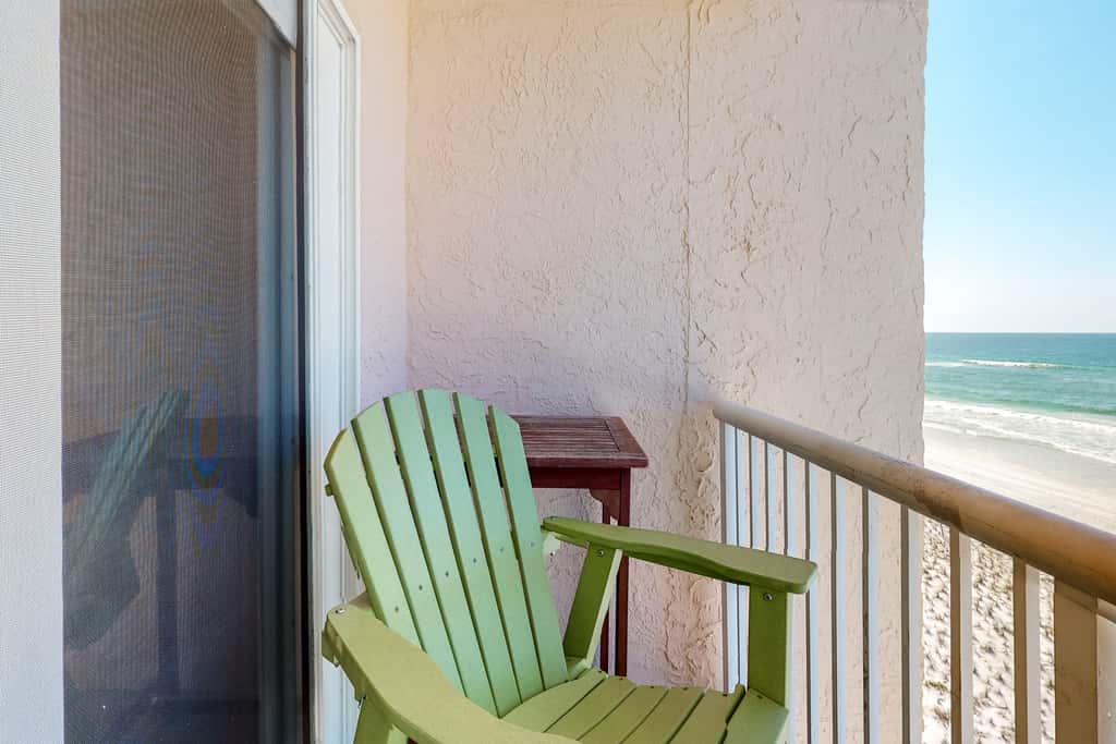 Modern oceanfront studio with pool access, central AC, and beach service