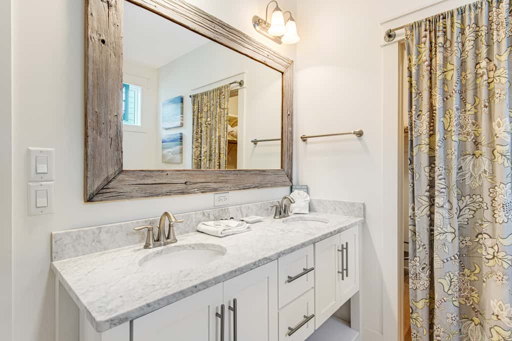 Gorgeous coastal home with shared pool - walk to beach, dining & shopping