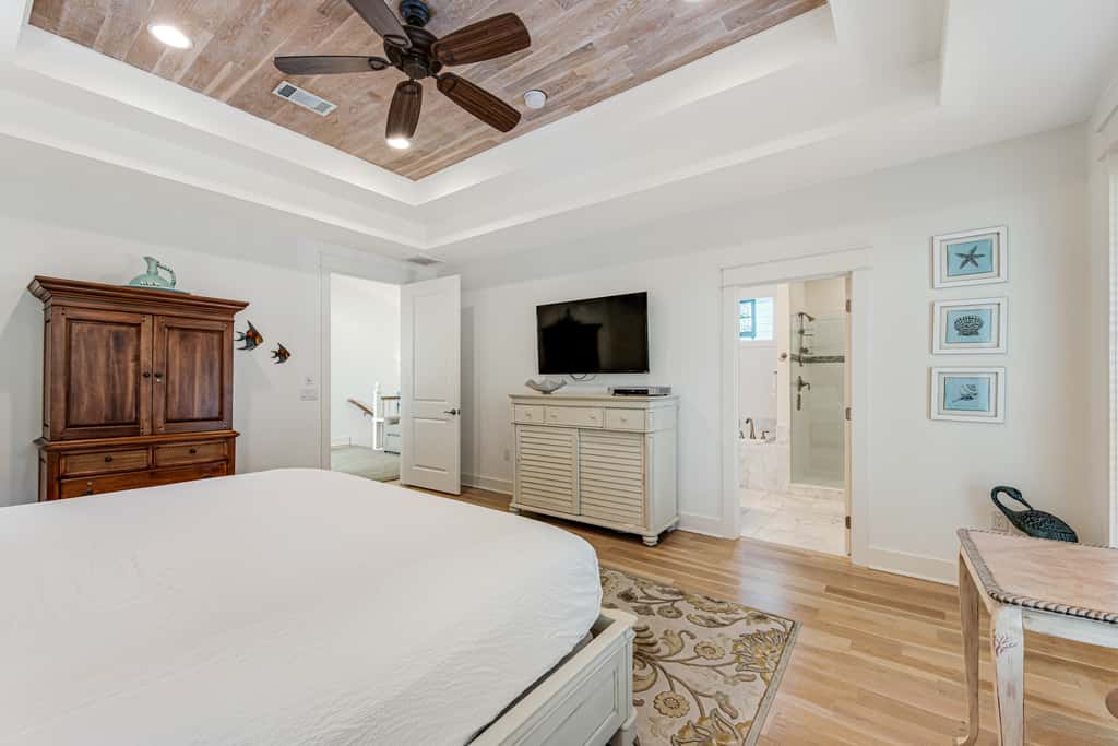 Gorgeous coastal home with shared pool - walk to beach, dining & shopping